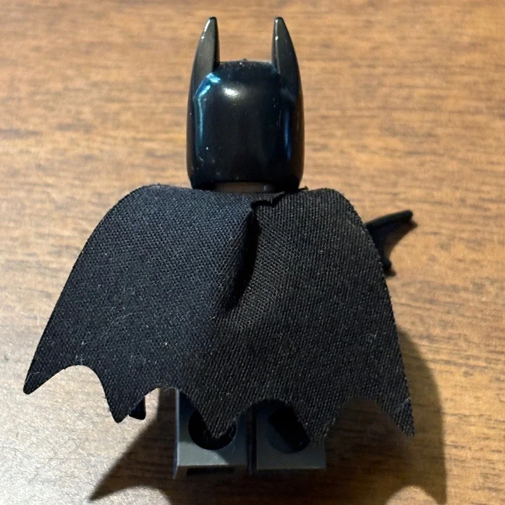 LEGO Batman Minifigure Modern Cowl Black Cape Batarang DC Super Heroes